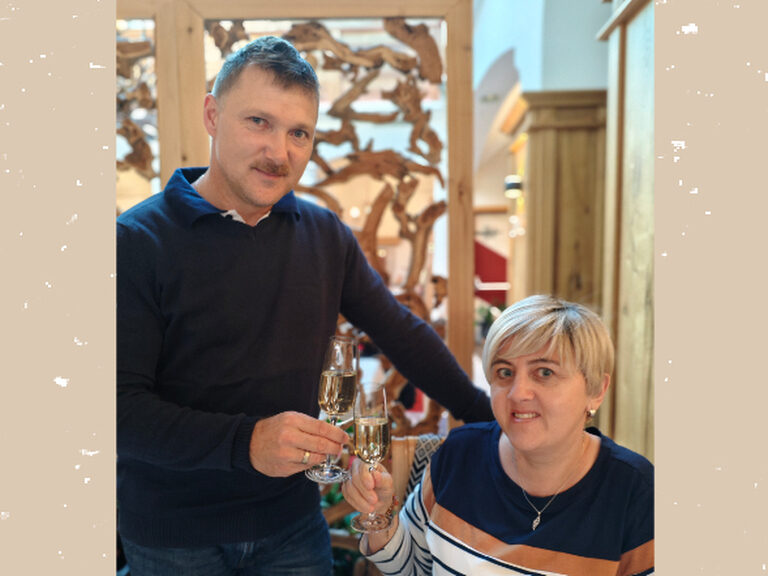 Paar posiert mit Sektglas anlässlich Geburtstag