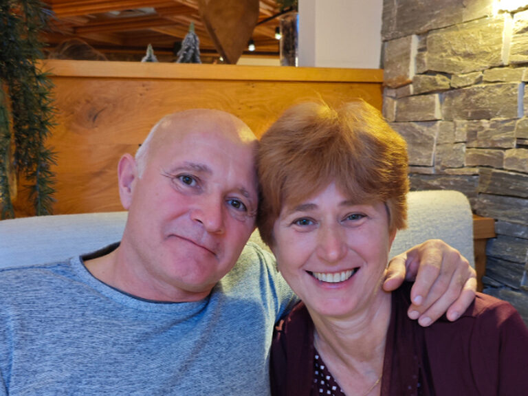 Paar posiert anlässlich Geburtstag