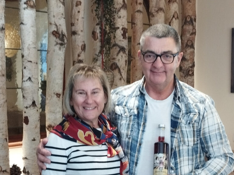 Paar posiert anlässlich Geburtstag