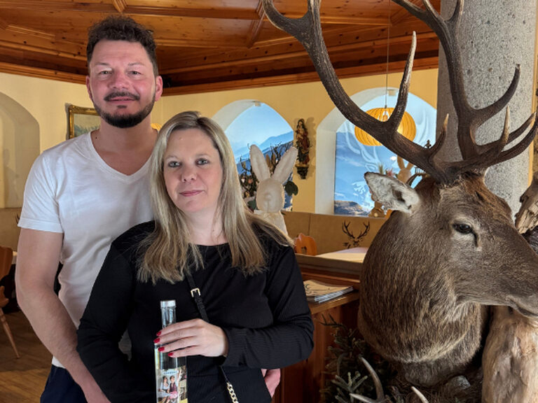 Paar posiert mit Geschenk vom Hotel anlässlich Geburtstag