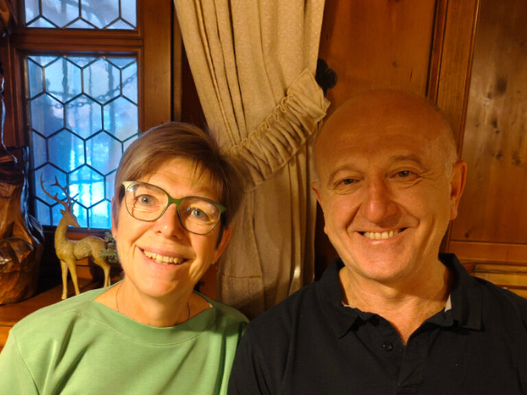 Paar lächelt anlässlich eines Geburtstags in die Kamera