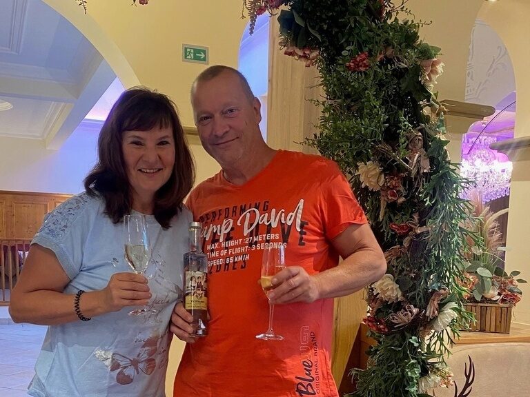 Paar posiert im Hotel anlässlich Geburtstag