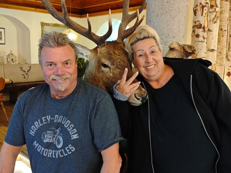 Paar posiert anlässlich Geburtstag