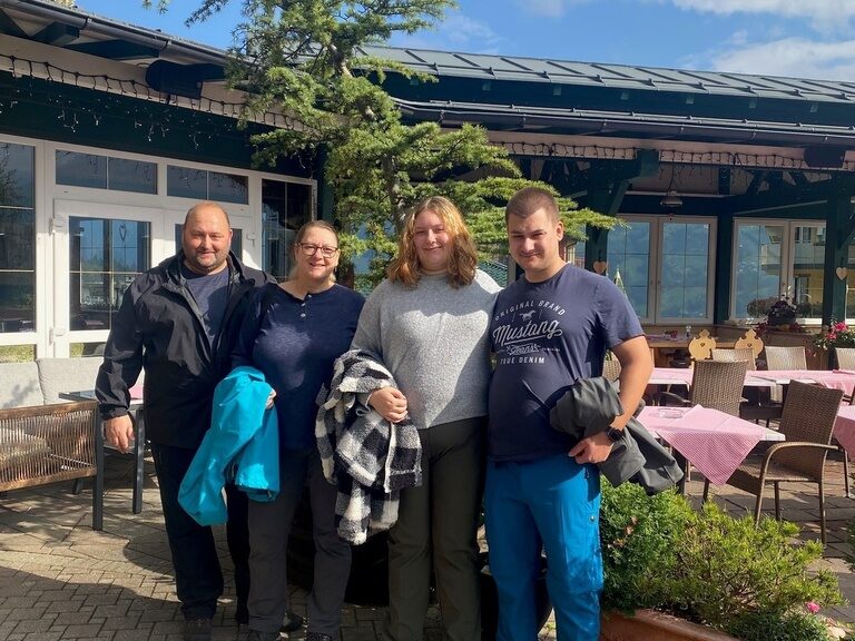Familie posiert anlässlich Geburtstag im Gastgarten