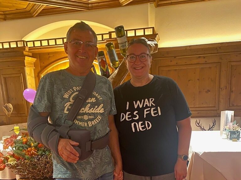 Paar posiert anlässlich Geburtstag