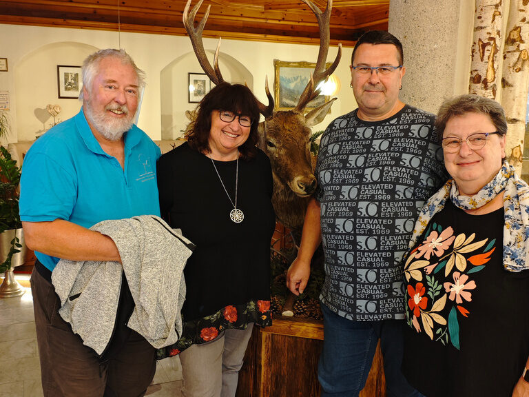 Familie posiert anlässlich Geburtstag