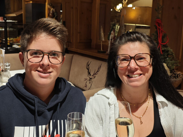 Frau und Kind posieren anlässlich Geburtstag