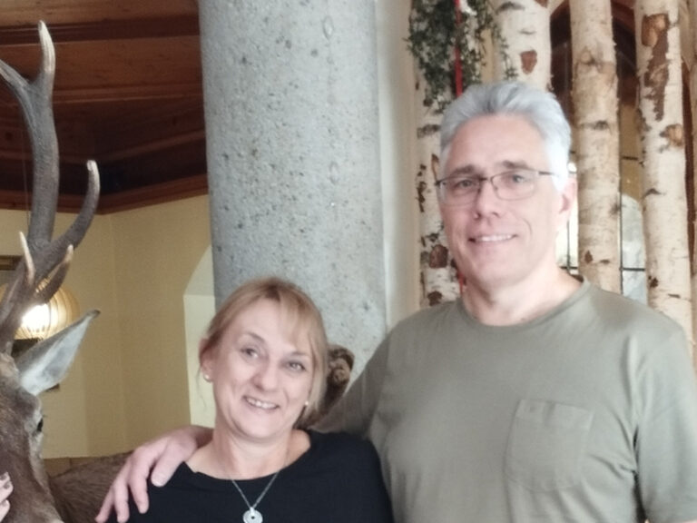 Paar posiert anlässlich Geburtstag