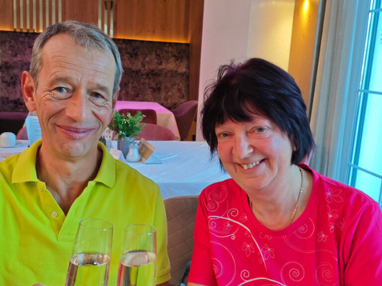 Paar lächelt und posiert anlässlich Geburtstag