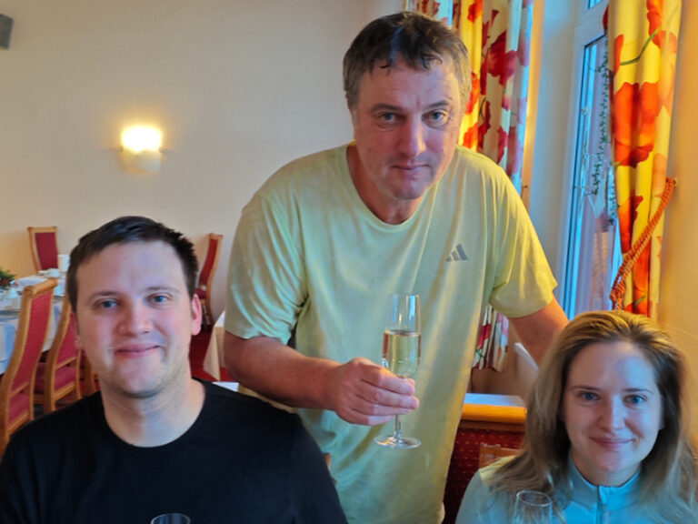 Familie posiert mit Sektglas anlässlich Geburtstag