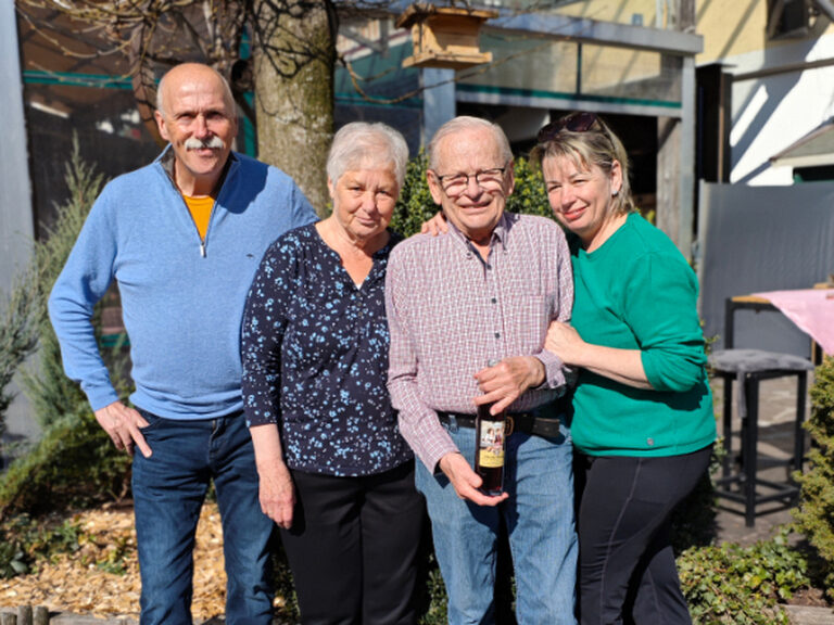 zwei Frauen und zwei Männer stehen auf der Kohlerhof-Terrasse bei strahlendem Sonnenschein