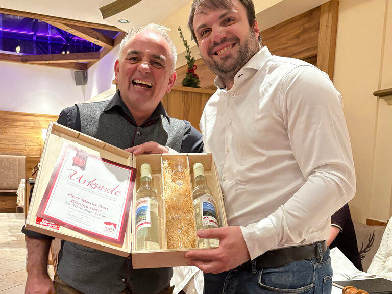 zwei Männer posieren anlässlich Gästeehrung