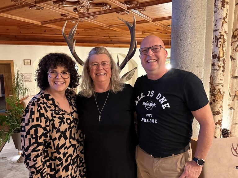 Paar posiert anlässlich Geburtstag mit Gastgeberin Verena