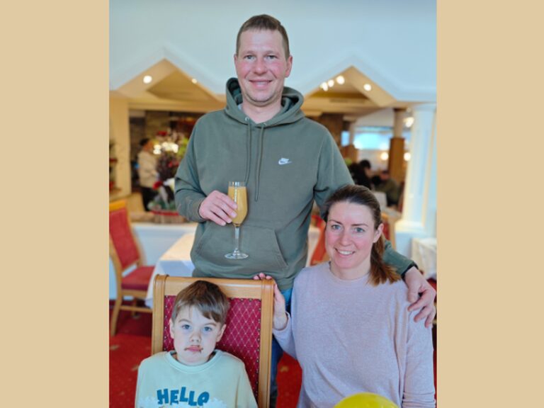 Familie posiert anlässlich Geburtstag