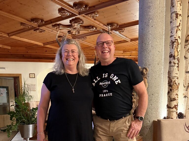 Paar posiert anlässlich Geburtstag