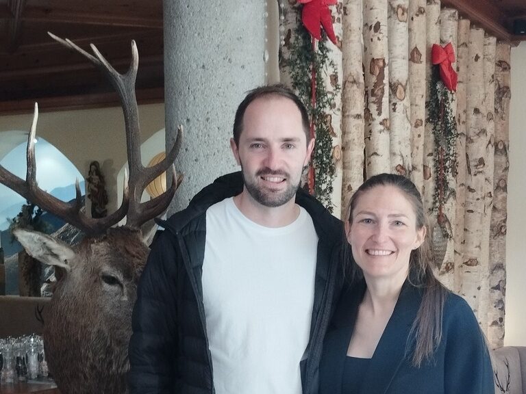 Paar posiert anlässlich Geburtstag