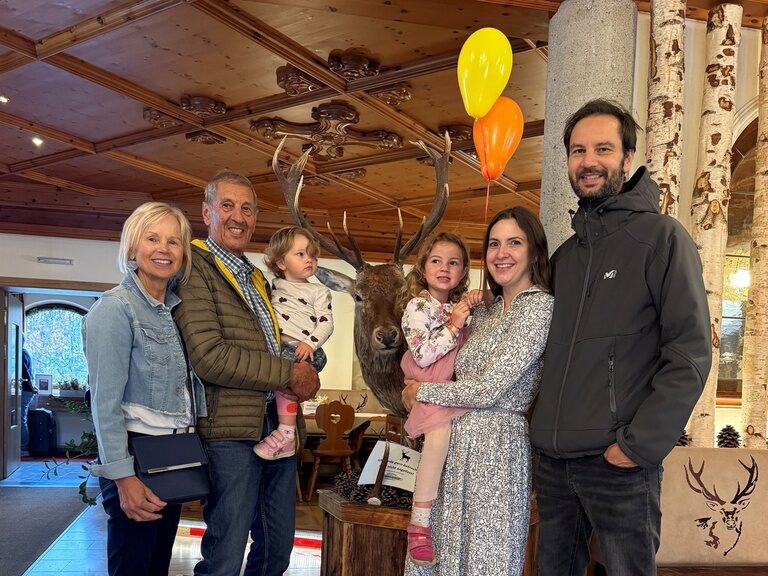 Familie mit Luftballons anlässlich Geburtstag