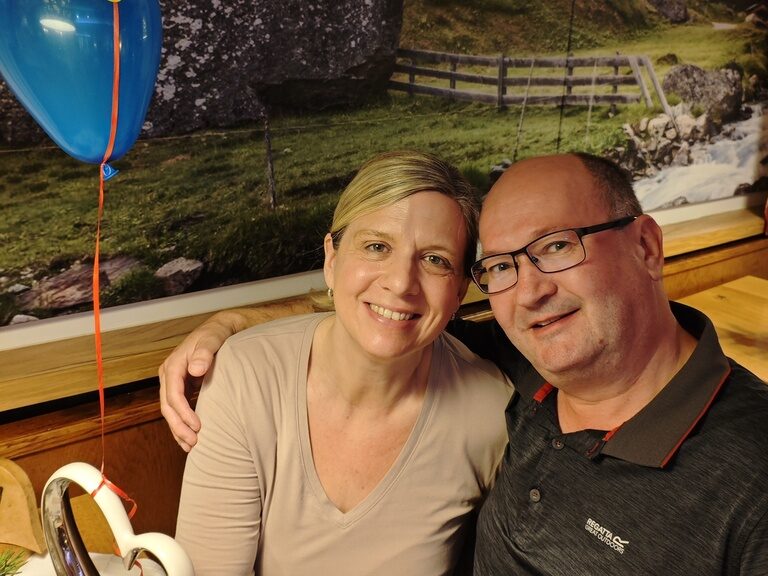 Paar posiert anlässlich Geburtstag