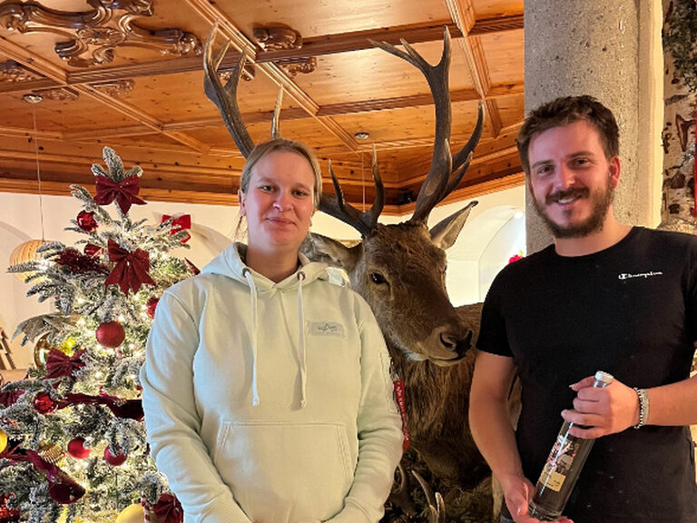 Paar posiert vor weihnachtlicher Deko anlässlich Geburtstag