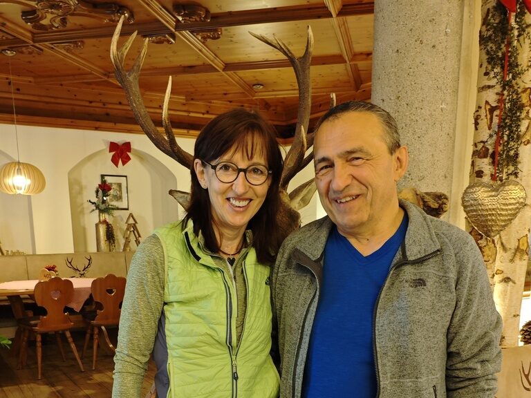 Paar posiert anlässlich Geburtstag