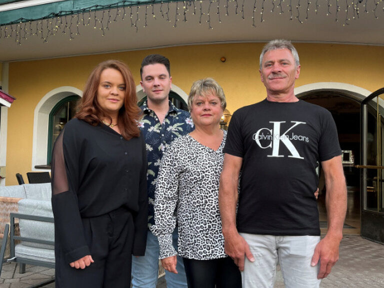Familie steht vor dem Kohlerhof und posiert anlässlich eines Geburtstags