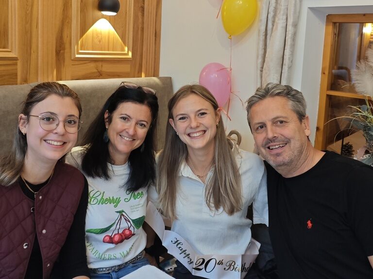 Familie posiert anlässlich Geburtstag
