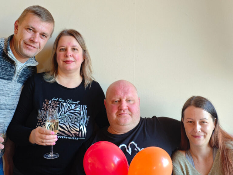 Familie posiert mit Luftballons anlässlich Geburtstag