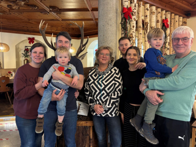 Familie posiert anlässlich Geburtstag