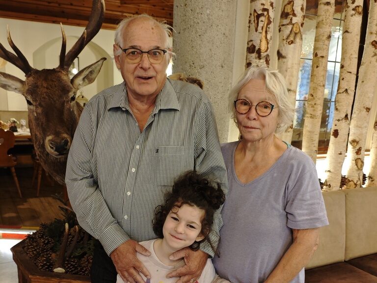 Paar mit kleinem Kind anlässlich Geburtstag des Mannes