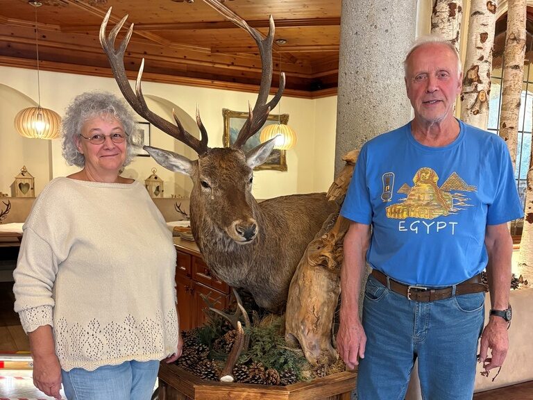 Paar posiert anlässlich Geburtstag