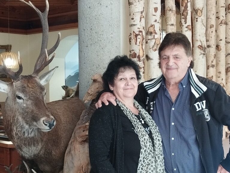 Paar posiert anlässlich Geburtstag