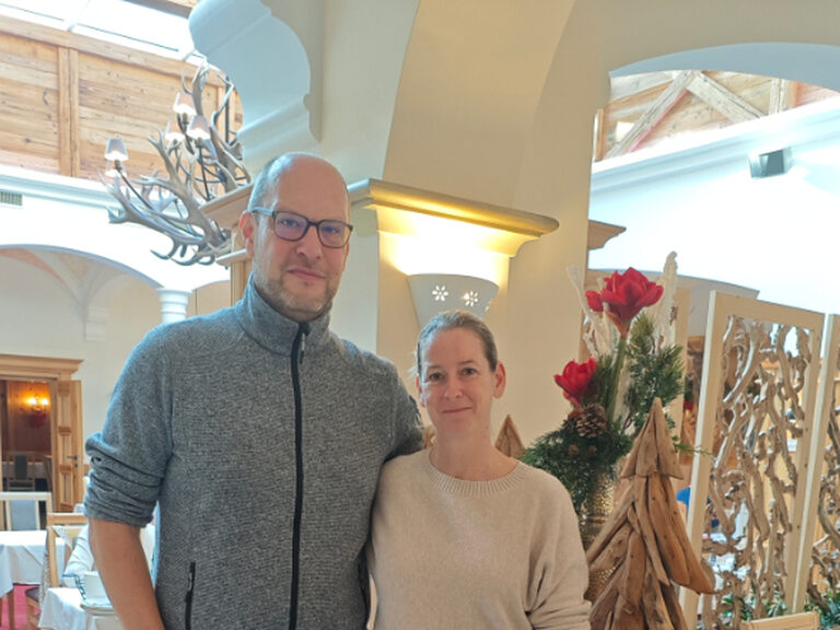 Paar posiert anlässlich Geburtstag