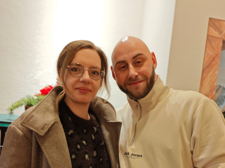 Paar posiert anlässlich Geburtstag