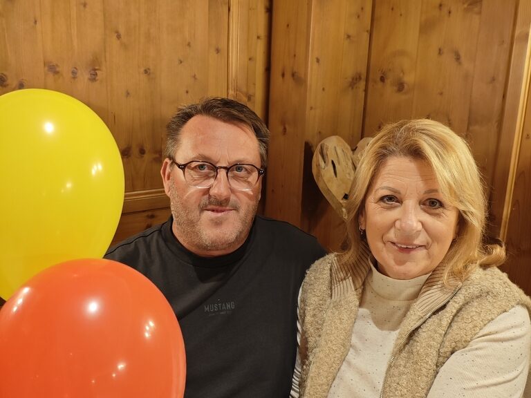 Gast posiert anlässlich Geburtstag