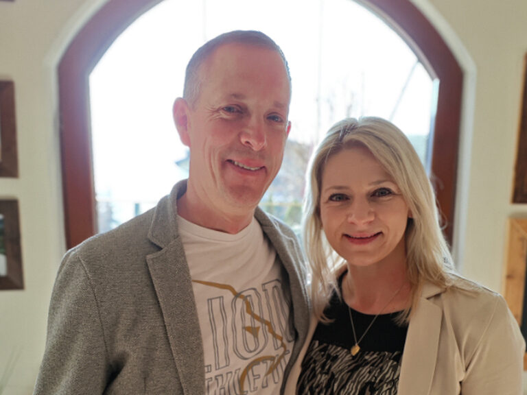 Paar lächelt in die Kamera anlässlich eines Geburtstags