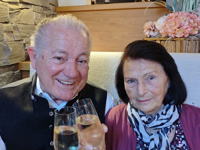 Paar mit Sektglas anlässlich eines Geburtstags