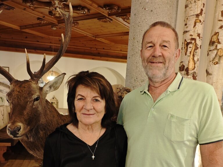 Paar posiert anlässlich des Geburtstags der Frau