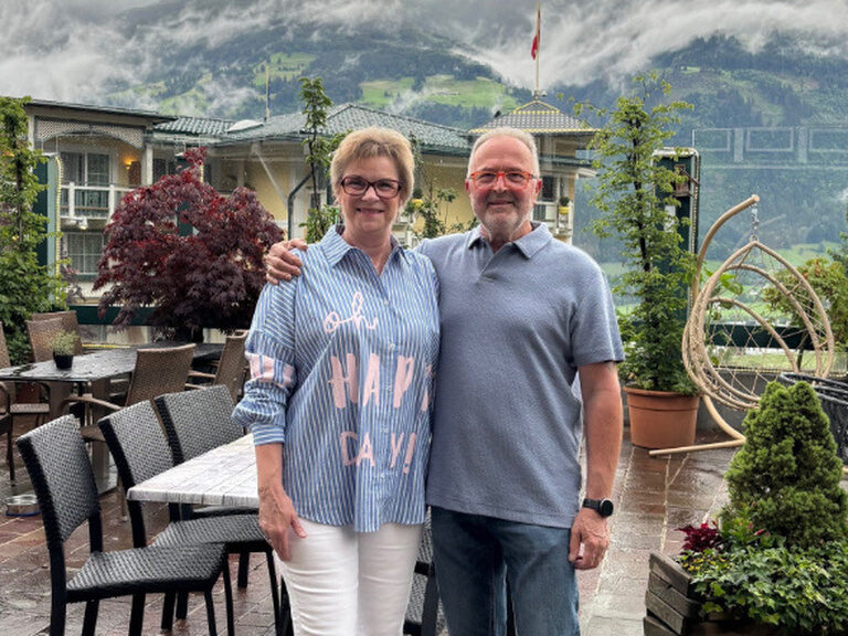 Paar posiert lächelnd auf der Gastterrasse des Kohlerhofs anlässlich eines Geburtstags