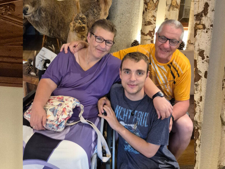 Familie posiert lächelnd anlässlich eines Geburtstags