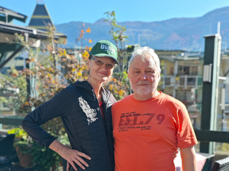 Paar posiert auf der Kohlerhof-Terrasse anlässlich des Geburtstags der Frau