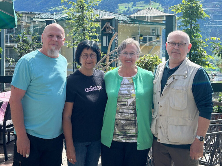zwei Paare posieren anlässlich eines Geburtstags auf der Kohlerhof-Terrasse