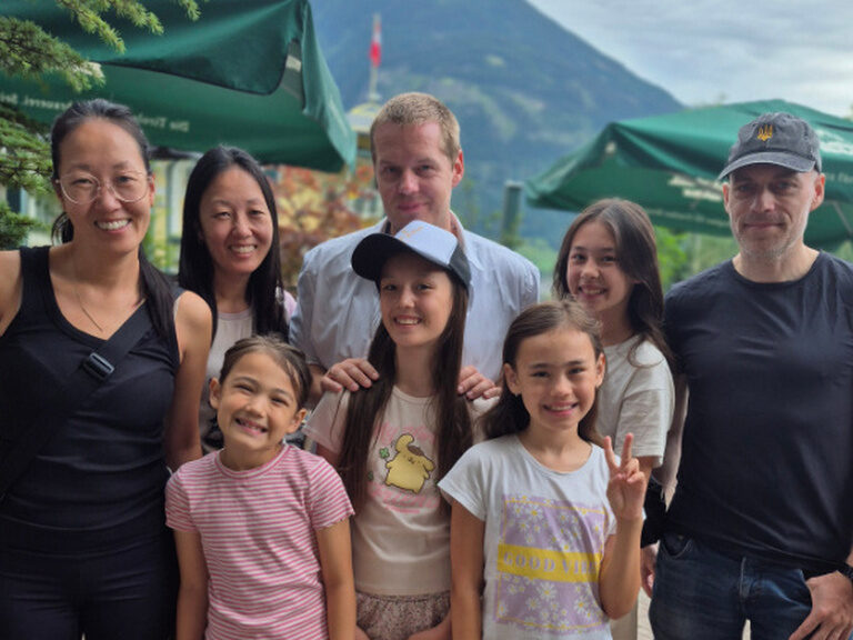 Familie posiert auf der Gastterrasse des Kohlerhofs anlässlich Geburtstag