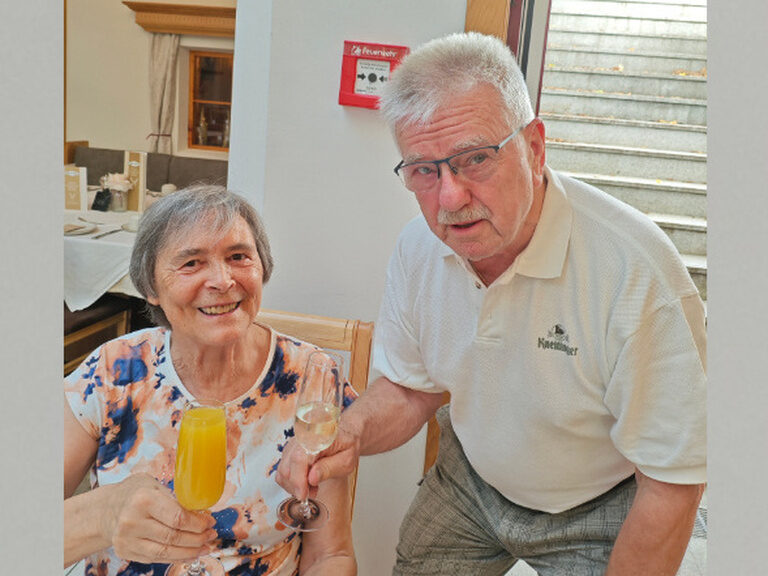 Paar stößt auf den Geburtstag der Frau an