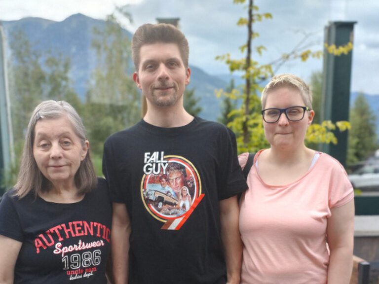 Familie posiert anlässlich Geburtstag