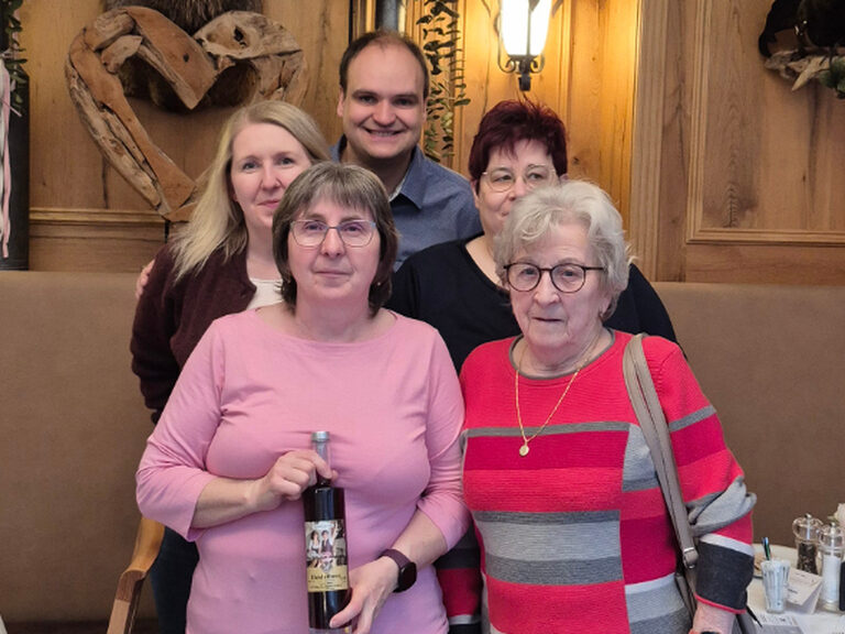 Familie posiert anlässlich eines Geburtstags