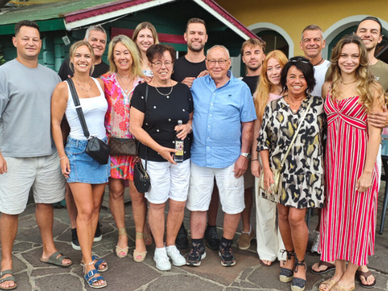 Familie und Freunde stehen vor dem Kohlerhof und posieren anlässlich eines Geburtstags