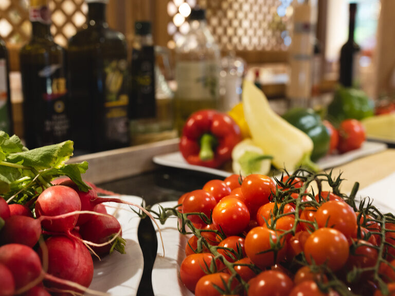Ein Bund Radieschen, ein Bund Tomaten und verschiedene Paprikasorten