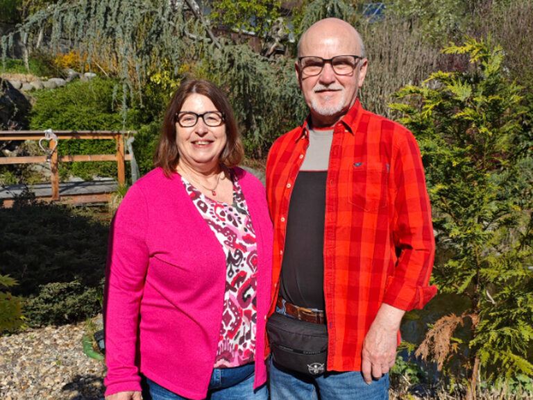 Paar posiert for dem Teich des Romantikgartens vom Hotel Kohlerhof