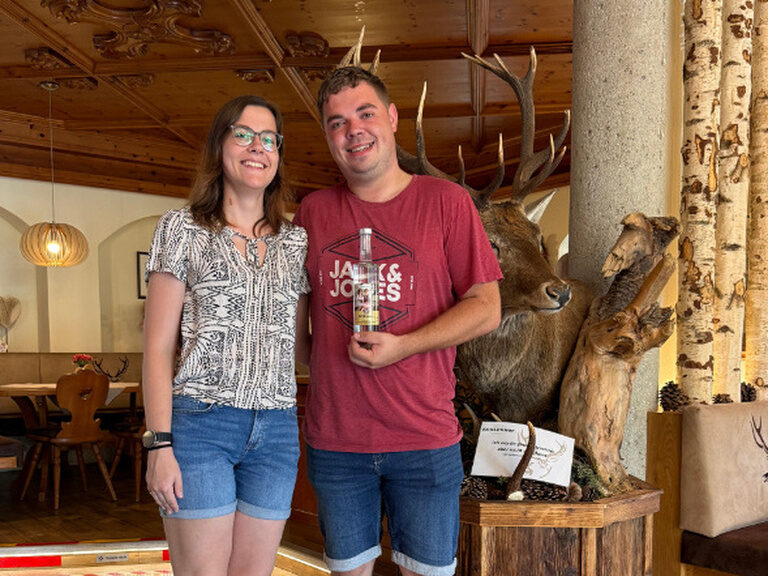 Paar posiert mit Geburtstagsgeschenk vom Hotel Kohlerhof