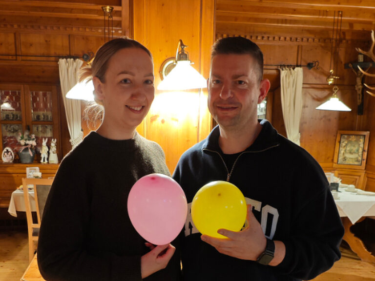 Paar posiert mit Luftballonen anlässlich Geburtstag